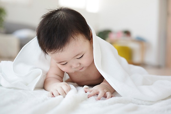 포토 JPG 스튜디오촬영 남자 엎드리기 실내 한명 사람 동양인 아웃포커스 수건 귀여움 한국인 아기 아기만 남자아기만 남자아기한명만 국내포토 1 컨셉 모션 촬영기법 인종 내부 위생용품 남자만 남자한명만 파일형식
