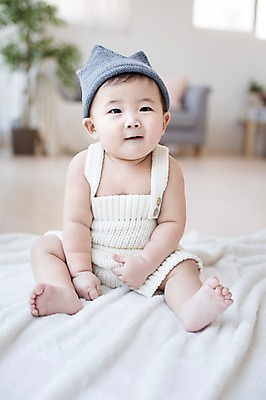 포토 JPG 스튜디오촬영 모자 응시 남자 실내 한명 사람 앉기 동양인 아웃포커스 귀여움 이불 한국인 아기 뜨개옷 아기만 남자아기만 남자아기한명만 국내포토 1 시선 잡화 옷 컨셉 침구 모션 촬영기법 인종 내부 남자만 남자한명만 파일형식