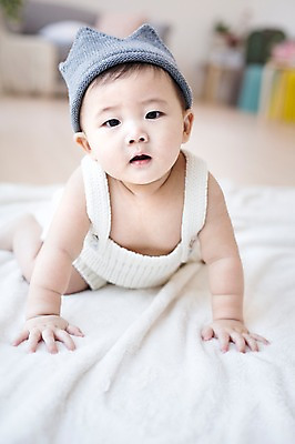 포토 JPG 스튜디오촬영 모자 남자 엎드리기 실내 한명 사람 동양인 아웃포커스 귀여움 이불 한국인 아기 기어가기 뜨개옷 아기만 남자아기만 남자아기한명만 국내포토 1 잡화 옷 컨셉 침구 모션 촬영기법 인종 내부 남자만 남자한명만 파일형식