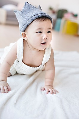 포토 JPG 스튜디오촬영 모자 남자 엎드리기 실내 한명 사람 동양인 아웃포커스 귀여움 이불 한국인 아기 기어가기 뜨개옷 아기만 남자아기만 남자아기한명만 국내포토 1 잡화 옷 컨셉 침구 모션 촬영기법 인종 내부 남자만 남자한명만 파일형식