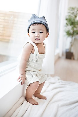 포토 JPG 스튜디오촬영 모자 응시 남자 창문 실내 한명 사람 앉기 동양인 귀여움 이불 한국인 아기 창가 뜨개옷 아기만 남자아기만 남자아기한명만 국내포토 1 시선 잡화 옷 컨셉 침구 모션 인종 내부 남자만 남자한명만 파일형식