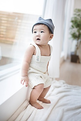 포토 JPG 스튜디오촬영 모자 응시 남자 창문 실내 한명 사람 앉기 동양인 귀여움 이불 한국인 아기 창가 뜨개옷 아기만 남자아기만 남자아기한명만 국내포토 1 시선 잡화 옷 컨셉 침구 모션 인종 내부 남자만 남자한명만 파일형식