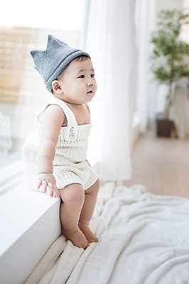 포토 JPG 스튜디오촬영 모자 남자 창문 실내 한명 사람 앉기 동양인 귀여움 이불 한국인 아기 창가 뜨개옷 아기만 남자아기만 남자아기한명만 국내포토 1 잡화 옷 컨셉 침구 모션 인종 내부 남자만 남자한명만 파일형식