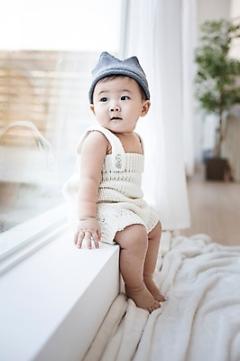 포토 JPG 스튜디오촬영 모자 응시 남자 창문 실내 한명 사람 앉기 동양인 귀여움 이불 한국인 아기 창가 뜨개옷 아기만 남자아기만 남자아기한명만 국내포토 1 시선 잡화 옷 컨셉 침구 모션 인종 내부 남자만 남자한명만 파일형식