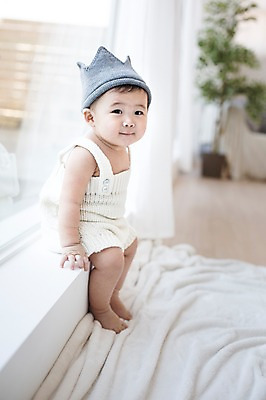 포토 JPG 스튜디오촬영 모자 남자 창문 실내 한명 사람 앉기 동양인 귀여움 한국인 아기 창가 뜨개옷 아기만 남자아기만 남자아기한명만 국내포토 1 잡화 옷 컨셉 모션 인종 내부 남자만 남자한명만 파일형식