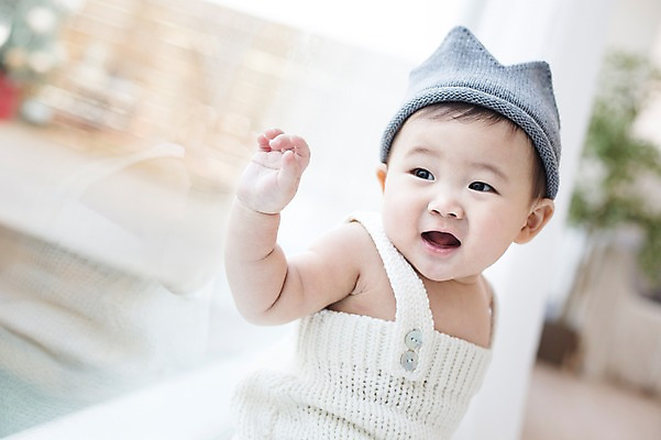 포토 JPG 스튜디오촬영 모자 남자 창문 실내 한명 사람 앉기 동양인 귀여움 한국인 아기 뒤돌아보기 창가 뜨개옷 아기만 남자아기만 남자아기한명만 국내포토 1 잡화 옷 컨셉 모션 인종 내부 남자만 남자한명만 파일형식