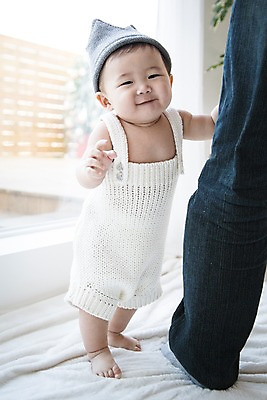 포토 JPG 스튜디오촬영 전신 모자 남자 실내 표정 한명 서기 웃음 사람 동양인 귀여움 이불 한국인 다리 아기 아빠 뜨개옷 남자아기한명만 국내포토 1 잡화 옷 컨셉 가족 침구 모션 인종 내부 신체부위 남자한명만 남자아기만 파일형식