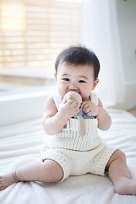 포토 JPG 스튜디오촬영 남자 놀이 실내 한명 사람 앉기 동양인 아웃포커스 장난감 귀여움 한국인 아기 먹기 뜨개옷 아기만 남자아기만 남자아기한명만 국내포토 1 옷 컨셉 모션 촬영기법 인종 내부 남자만 남자한명만 파일형식