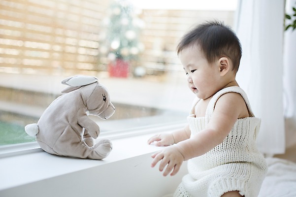 포토 JPG 스튜디오촬영 남자 인형 창문 실내 한명 사람 앉기 동양인 장난감 귀여움 한국인 아기 창가 뜨개옷 아기만 남자아기만 남자아기한명만 국내포토 1 옷 컨셉 모션 인종 내부 남자만 남자한명만 파일형식