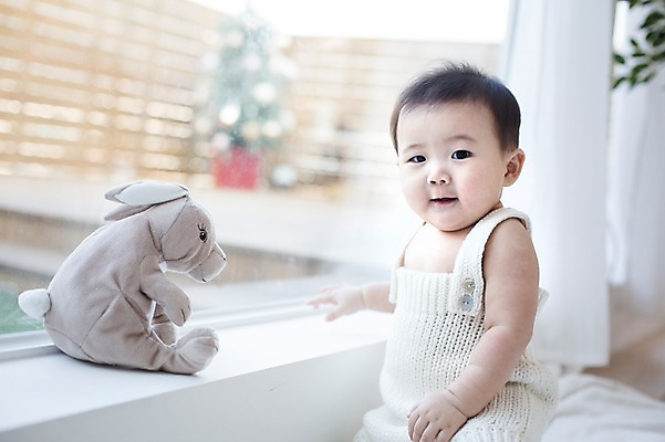 포토 JPG 스튜디오촬영 남자 인형 창문 실내 한명 사람 앉기 동양인 장난감 귀여움 한국인 아기 창가 뜨개옷 아기만 남자아기만 남자아기한명만 국내포토 1 옷 컨셉 모션 인종 내부 남자만 남자한명만 파일형식