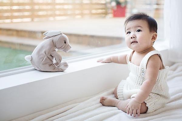 포토 JPG 스튜디오촬영 응시 남자 인형 창문 실내 한명 사람 앉기 동양인 장난감 귀여움 한국인 아기 창가 뜨개옷 아기만 남자아기만 남자아기한명만 국내포토 1 시선 옷 컨셉 모션 인종 내부 남자만 남자한명만 파일형식