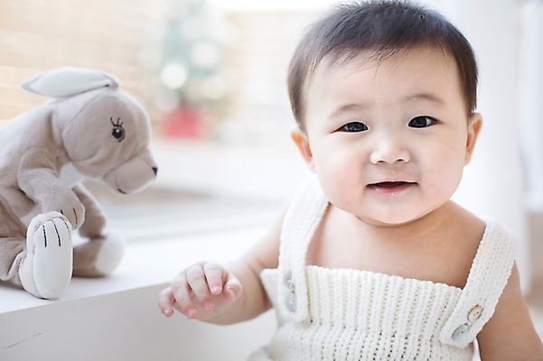 포토 JPG 스튜디오촬영 남자 인형 창문 실내 한명 사람 앉기 동양인 앞모습 장난감 귀여움 한국인 아기 창가 뜨개옷 아기만 남자아기만 남자아기한명만 국내포토 1 옷 뷰포인트 컨셉 모션 인종 내부 남자만 남자한명만 파일형식