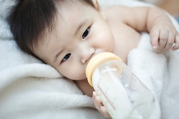 포토 JPG 스튜디오촬영 남자 실내 한명 사람 동양인 귀여움 이불 한국인 우유 아기 젖병 담요 먹기 먹은 아기만 남자아기만 남자아기한명만 국내포토 1 컨셉 침구 모션 유제품 인종 내부 아기용품 남자만 남자한명만 파일형식