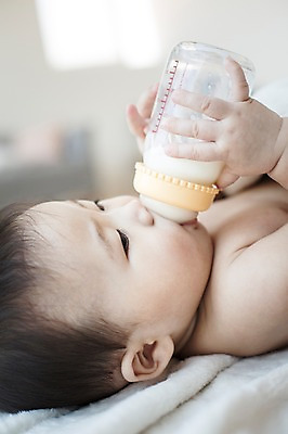 포토 JPG 스튜디오촬영 남자 실내 한명 사람 동양인 아웃포커스 눕기 귀여움 이불 한국인 우유 아기 젖병 먹기 아기만 남자아기만 남자아기한명만 국내포토 1 컨셉 침구 모션 유제품 촬영기법 인종 내부 아기용품 남자만 남자한명만 파일형식