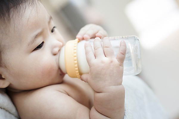 포토 JPG 스튜디오촬영 남자 실내 한명 사람 동양인 아웃포커스 눕기 귀여움 한국인 우유 마시기 아기 젖병 먹기 아기만 남자아기만 남자아기한명만 국내포토 1 컨셉 모션 유제품 촬영기법 인종 내부 아기용품 남자만 남자한명만 파일형식