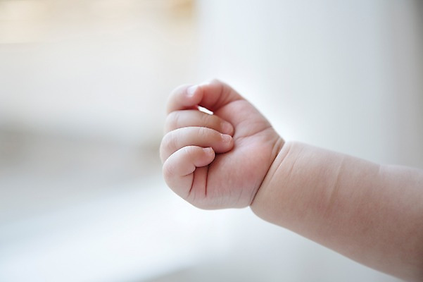 포토 JPG 스튜디오촬영 손 실내 한명 사람 동양인 아웃포커스 신체부위 한국인 아기 아기만 국내포토 1 촬영기법 인종 내부 파일형식