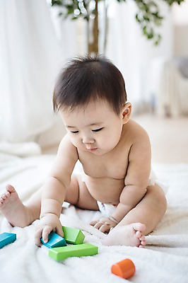 포토 JPG 스튜디오촬영 남자 놀이 실내 한명 사람 앉기 동양인 아웃포커스 장난감 귀여움 블록 한국인 아기 담요 즐거움 아기만 남자아기만 남자아기한명만 국내포토 1 감정 컨셉 모션 촬영기법 인종 내부 남자만 남자한명만 파일형식