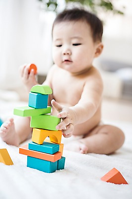 포토 JPG 스튜디오촬영 남자 놀이 실내 한명 사람 앉기 동양인 아웃포커스 장난감 귀여움 블록 한국인 아기 담요 즐거움 아기만 남자아기만 남자아기한명만 국내포토 1 감정 컨셉 모션 촬영기법 인종 내부 남자만 남자한명만 파일형식