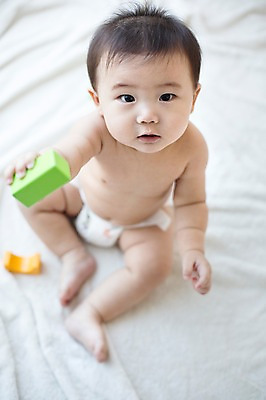 포토 JPG 스튜디오촬영 응시 남자 놀이 실내 한명 사람 앉기 동양인 아웃포커스 장난감 귀여움 블록 한국인 아기 담요 즐거움 아기만 남자아기만 남자아기한명만 국내포토 1 시선 감정 컨셉 모션 촬영기법 인종 내부 남자만 남자한명만 파일형식