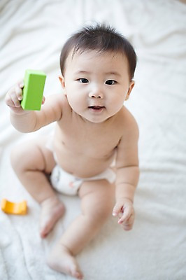 포토 JPG 스튜디오촬영 응시 남자 놀이 실내 한명 사람 앉기 동양인 아웃포커스 장난감 귀여움 블록 한국인 아기 담요 즐거움 아기만 남자아기만 남자아기한명만 국내포토 1 시선 감정 컨셉 모션 촬영기법 인종 내부 남자만 남자한명만 파일형식