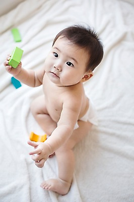 포토 JPG 스튜디오촬영 응시 남자 놀이 실내 한명 사람 앉기 동양인 아웃포커스 장난감 귀여움 블록 한국인 아기 담요 즐거움 아기만 남자아기만 남자아기한명만 국내포토 1 시선 감정 컨셉 모션 촬영기법 인종 내부 남자만 남자한명만 파일형식