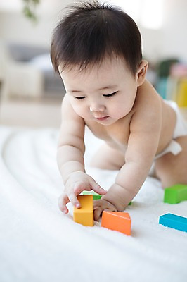 포토 JPG 스튜디오촬영 남자 놀이 실내 한명 사람 앉기 동양인 아웃포커스 장난감 귀여움 블록 한국인 아기 담요 즐거움 아기만 남자아기만 남자아기한명만 국내포토 1 감정 컨셉 모션 촬영기법 인종 내부 남자만 남자한명만 파일형식