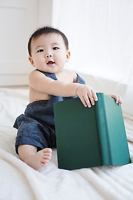 포토 JPG 스튜디오촬영 응시 남자 실내 한명 사람 앉기 동양인 책 귀여움 한국인 아기 담요 멜빵바지 즐거움 아기만 남자아기만 남자아기한명만 국내포토 1 시선 감정 컨셉 바지 모션 인종 내부 멜빵 남자만 남자한명만 파일형식