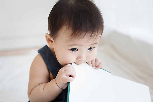 포토 JPG 스튜디오촬영 남자 실내 한명 사람 앉기 동양인 책 귀여움 한국인 아기 물기 담요 멜빵바지 즐거움 아기만 남자아기만 남자아기한명만 국내포토 1 감정 컨셉 바지 모션 인종 내부 멜빵 남자만 남자한명만 파일형식