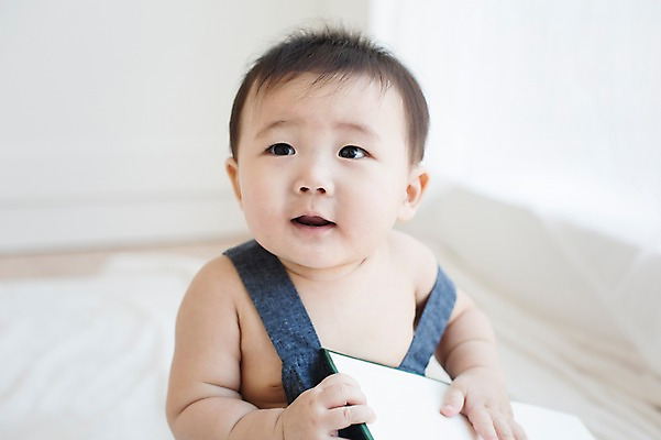 포토 JPG 스튜디오촬영 응시 남자 실내 한명 사람 앉기 동양인 책 귀여움 한국인 아기 담요 멜빵바지 즐거움 아기만 남자아기만 남자아기한명만 국내포토 1 시선 감정 컨셉 바지 모션 인종 내부 멜빵 남자만 남자한명만 파일형식