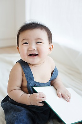 포토 JPG 스튜디오촬영 응시 남자 실내 한명 웃음 사람 앉기 동양인 책 귀여움 한국인 아기 담요 멜빵바지 즐거움 아기만 남자아기만 남자아기한명만 국내포토 1 시선 감정 컨셉 바지 모션 표정 인종 내부 멜빵 남자만 남자한명만 파일형식