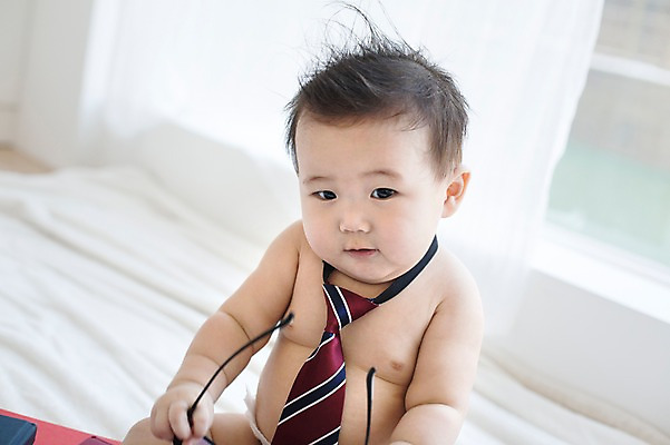 포토 JPG 스튜디오촬영 남자 넥타이 실내 한명 사람 앉기 동양인 귀여움 한국인 아기 즐거움 아기만 남자아기만 남자아기한명만 국내포토 1 잡화 감정 컨셉 모션 인종 내부 남자만 남자한명만 파일형식