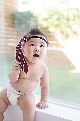 포토 JPG 스튜디오촬영 남자 넥타이 실내 한명 사람 앉기 동양인 귀여움 한국인 아기 즐거움 아기만 남자아기만 남자아기한명만 국내포토 1 잡화 감정 컨셉 모션 인종 내부 남자만 남자한명만 파일형식