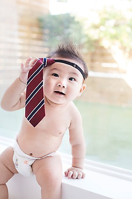 포토 JPG 스튜디오촬영 남자 넥타이 실내 한명 사람 앉기 동양인 귀여움 한국인 아기 즐거움 아기만 남자아기만 남자아기한명만 국내포토 1 잡화 감정 컨셉 모션 인종 내부 남자만 남자한명만 파일형식