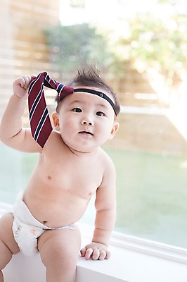 포토 JPG 스튜디오촬영 남자 넥타이 실내 한명 사람 앉기 동양인 귀여움 한국인 아기 즐거움 아기만 남자아기만 남자아기한명만 국내포토 1 잡화 감정 컨셉 모션 인종 내부 남자만 남자한명만 파일형식