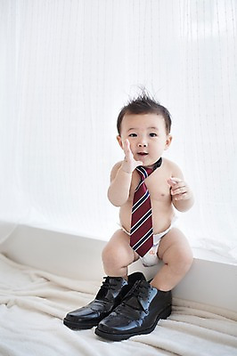 포토 JPG 스튜디오촬영 남자 구두 신발 넥타이 실내 한명 사람 앉기 동양인 귀여움 한국인 아기 즐거움 기저귀 아기만 남자아기만 남자아기한명만 국내포토 1 잡화 감정 컨셉 모션 인종 내부 아기용품 남자만 남자한명만 파일형식