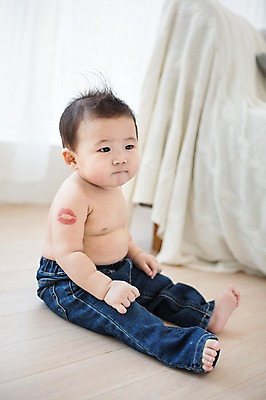 포토 JPG 스튜디오촬영 응시 남자 자국 실내 한명 사람 앉기 동양인 귀여움 한국인 청바지 아기 즐거움 입술모양 아기만 남자아기만 남자아기한명만 국내포토 모양 1 시선 감정 컨셉 바지 모션 인종 내부 남자만 남자한명만 파일형식