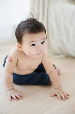 포토 JPG 스튜디오촬영 응시 남자 자국 실내 한명 사람 앉기 동양인 귀여움 한국인 청바지 아기 즐거움 입술모양 아기만 남자아기만 남자아기한명만 국내포토 모양 1 시선 감정 컨셉 바지 모션 인종 내부 남자만 남자한명만 파일형식