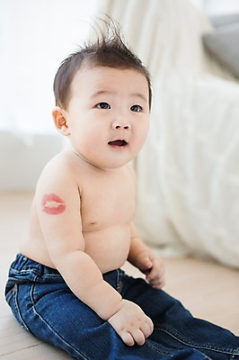 포토 JPG 스튜디오촬영 응시 남자 자국 실내 한명 사람 앉기 동양인 귀여움 한국인 청바지 아기 즐거움 입술모양 아기만 남자아기만 남자아기한명만 국내포토 모양 1 시선 감정 컨셉 바지 모션 인종 내부 남자만 남자한명만 파일형식