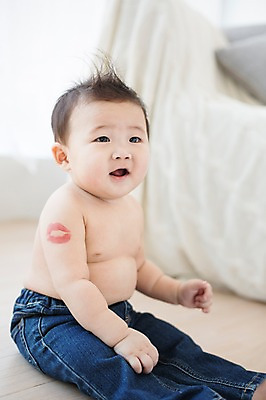 포토 JPG 스튜디오촬영 응시 남자 자국 실내 한명 사람 앉기 동양인 귀여움 한국인 청바지 아기 즐거움 입술모양 아기만 남자아기만 남자아기한명만 국내포토 모양 1 시선 감정 컨셉 바지 모션 인종 내부 남자만 남자한명만 파일형식