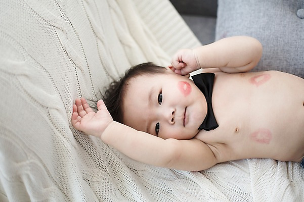 포토 JPG 스튜디오촬영 남자 나비넥타이 실내 한명 사람 동양인 소파 눕기 귀여움 한국인 아기 즐거움 입술모양 아기만 남자아기만 남자아기한명만 국내포토 모양 1 감정 컨셉 의자 모션 넥타이 인종 내부 남자만 남자한명만 파일형식