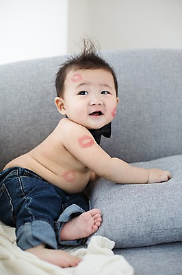 포토 JPG 스튜디오촬영 남자 나비넥타이 실내 한명 사람 앉기 동양인 소파 귀여움 한국인 청바지 아기 즐거움 입술모양 아기만 남자아기만 남자아기한명만 국내포토 모양 1 감정 컨셉 의자 바지 모션 넥타이 인종 내부 남자만 남자한명만 파일형식