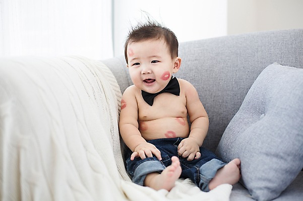 포토 JPG 스튜디오촬영 남자 나비넥타이 실내 한명 사람 앉기 동양인 소파 귀여움 한국인 청바지 아기 즐거움 입술모양 아기만 남자아기만 남자아기한명만 국내포토 모양 1 감정 컨셉 의자 바지 모션 넥타이 인종 내부 남자만 남자한명만 파일형식