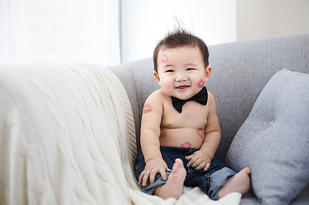 포토 JPG 스튜디오촬영 남자 나비넥타이 실내 한명 웃음 사람 앉기 동양인 소파 귀여움 한국인 청바지 아기 즐거움 입술모양 아기만 남자아기만 남자아기한명만 국내포토 모양 1 감정 컨셉 의자 바지 모션 넥타이 표정 인종 내부 남자만 남자한명만 파일형식