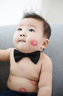 포토 JPG 스튜디오촬영 남자 나비넥타이 실내 한명 사람 앉기 동양인 귀여움 한국인 아기 즐거움 입술모양 아기만 남자아기만 남자아기한명만 국내포토 모양 1 감정 컨셉 모션 넥타이 인종 내부 남자만 남자한명만 파일형식