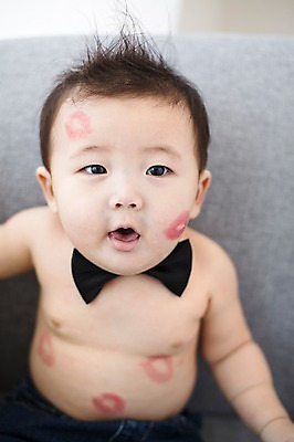 포토 JPG 스튜디오촬영 응시 남자 나비넥타이 실내 한명 사람 앉기 동양인 귀여움 한국인 아기 즐거움 입술모양 아기만 남자아기만 남자아기한명만 국내포토 모양 1 시선 감정 컨셉 모션 넥타이 인종 내부 남자만 남자한명만 파일형식