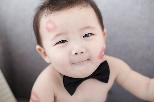 포토 JPG 스튜디오촬영 남자 나비넥타이 실내 한명 사람 앉기 동양인 귀여움 한국인 아기 즐거움 입술모양 아기만 남자아기만 남자아기한명만 국내포토 모양 1 감정 컨셉 모션 넥타이 인종 내부 남자만 남자한명만 파일형식