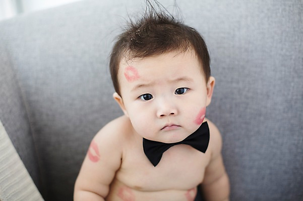 포토 JPG 스튜디오촬영 남자 나비넥타이 실내 한명 사람 앉기 동양인 귀여움 한국인 아기 즐거움 입술모양 시무룩 아기만 남자아기만 남자아기한명만 국내포토 모양 1 감정 컨셉 모션 넥타이 표정 인종 내부 남자만 남자한명만 파일형식