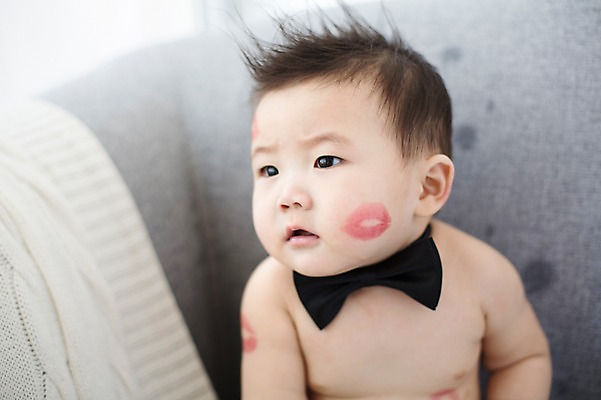 포토 JPG 스튜디오촬영 남자 나비넥타이 실내 한명 사람 앉기 동양인 아웃포커스 소파 귀여움 한국인 아기 즐거움 입술모양 아기만 남자아기만 남자아기한명만 국내포토 모양 1 감정 컨셉 의자 모션 넥타이 촬영기법 인종 내부 남자만 남자한명만 파일형식