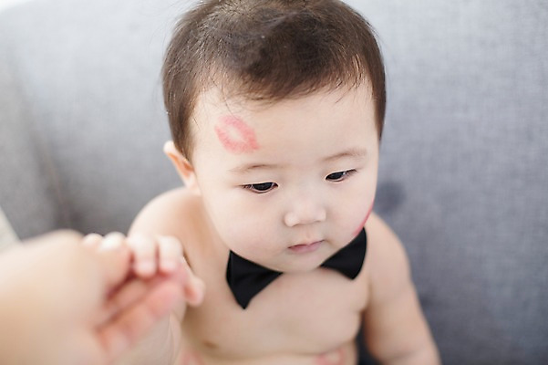 포토 JPG 스튜디오촬영 손 남자 나비넥타이 실내 한명 사람 앉기 동양인 아웃포커스 신체부위 소파 귀여움 손잡기 한국인 아기 즐거움 입술모양 아기만 국내포토 모양 1 감정 컨셉 의자 모션 넥타이 촬영기법 인종 내부 파일형식