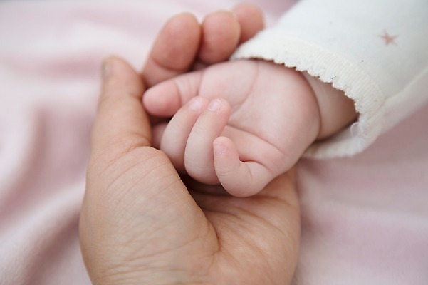 포토 JPG 스튜디오촬영 손 엄마 실내 사람 동양인 두명 신체부위 손잡기 한국인 아기 국내포토 가족 모션 인종 내부 파일형식